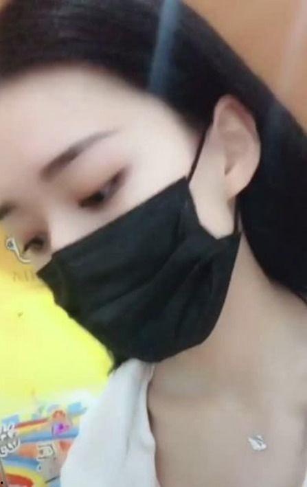 吃瓜口罩小姐姐